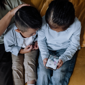 Le regroupant a un séjour illimité et fait venir le ou les enfants mineurs de son conjoint (époux, partenaire assimilé, partenaire enregistré)