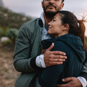 Le regroupant a un séjour illimité et fait venir son partenaire (assimilé à un mariage)