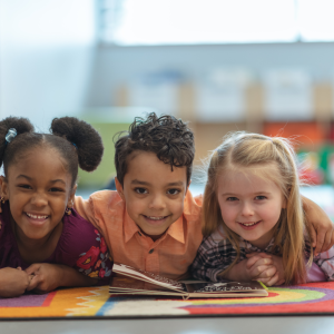Le regroupant a un séjour limité et fait venir le ou les enfants mineurs de son conjoint (époux, partenaire assimilé, partenaire enregistré)